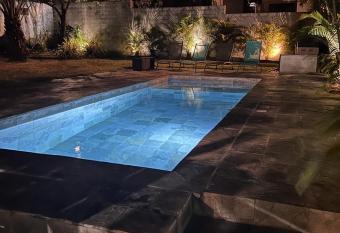 Rez-de-chauss  e ind  pendant avec piscine allows 18 year olds to book a room