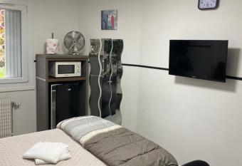 R  sidence Zola 2 allows 18 year olds to book a room