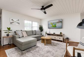 Palm House~Heated Pool~8 min to Beach has Balcony rooms