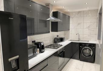 Hosted by LUXMORE HOMES modern two bed house that sleeps seven 0,7 km to LFC and 2,7km to city centre with free parking has Balcony rooms