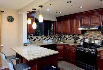 18 Min 2 Time Square Manhattan 3 Bedroom 1.5 Bath allows 18 year olds to book a room