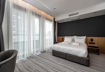 The Grandeur Hotel has rooms with a private hot tub