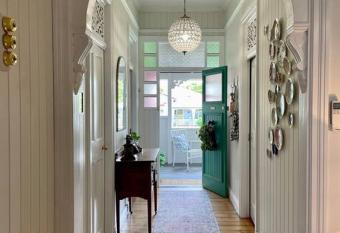 Gorgeous Arthouse Queenslander In Ipswich has Balcony rooms