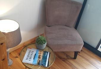 Charmant Lodge au calme allows 18 year olds to book a room