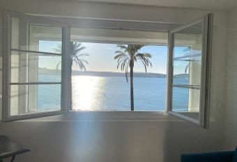 Splendide Studio Miramar vue mer avec terrasse allows 18 year olds to book a room