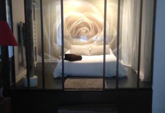 L   atelier de Graslin allows 18 year olds to book a room