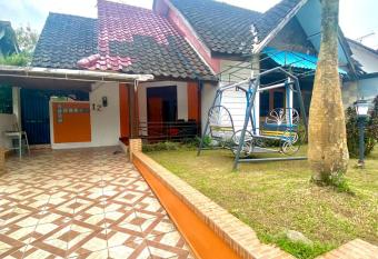 Red Lily Villa BV allows 18 year olds to book a room