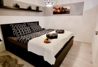 New Modern SelfCheckin PublicFreeParking HighSpeed Wifi KingSizeBed has Balcony rooms