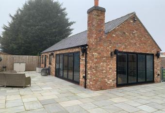 Luxury Studio Cottage at Foot of Yorkshire Wolds has Balcony rooms
