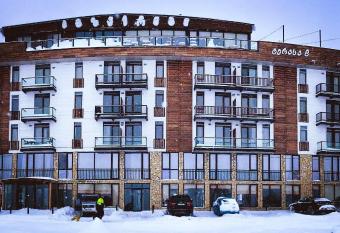 Blue Apartment 417 `(Mgzavrebi) has rooms with a private hot tub