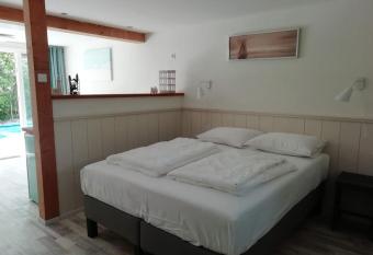 Strandhuisje DAAN dicht bij zee en strand has Balcony rooms