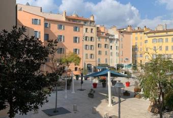 Studio 4couchages Toulon port non fumeur allows 18 year olds to book a room