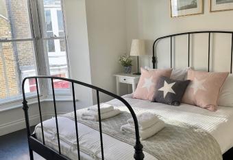 Tasteful apartment moments from the beach, Bunting by Whitstable-Holidays allows 18 year olds to book a room