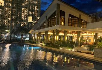 Verdon Parc Condo Corner 2bedroom 21st floor allows 18 year olds to book a room