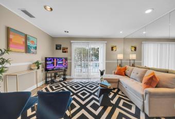 Retro Flat - Pet Friendly - Downtown Anastasia has Balcony rooms