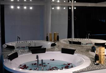 PRESIDENT APARTMANI - Spa apartman, Fenix apartman, Galerija apartman has rooms with a private hot tub