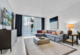 Amazing apartment 1 min from the beach has Balcony rooms