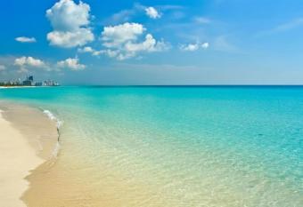 Amazing apartment 1 min from the beach has Balcony rooms