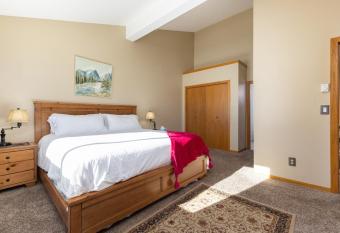 184 Burgundy Circle by Summit County Mountain Retreats has rooms with a private hot tub