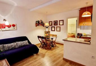 Les Flors !2minutos de la playa! allows 18 year olds to book a room