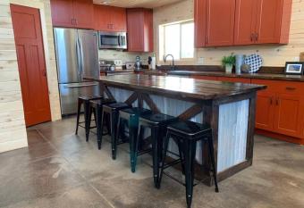 Newly Built, Fire Pit, Kitchen allows 18 year olds to book a room