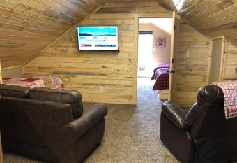 Loft, 25 Min To Yellowstone allows 18 year olds to book a room