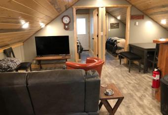 Loft, Kitchen, Washer,Dryer allows 18 year olds to book a room