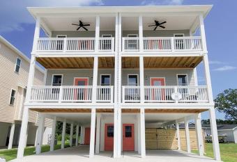 The Tipsy Turtle *New Vacation Beach House* has Balcony rooms