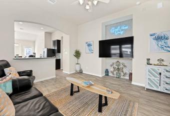 Cloud Mar 2 King Beds, Near DT & Beach Resort has rooms with a private hot tub