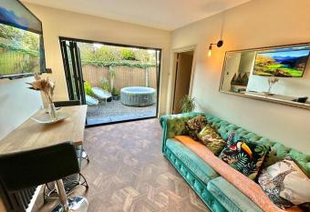 Fortescue Lodge has rooms with a private hot tub