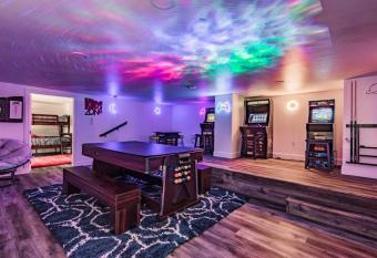 Arcade Palace On The Lake has rooms with a private hot tub