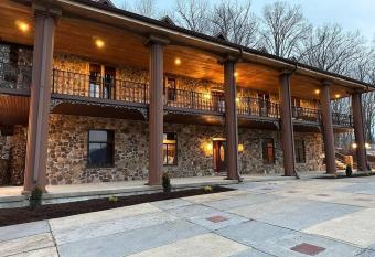 5 Bedroom Estate near Casino and downtown has Balcony rooms