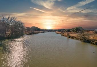 Luxury 4Acre Riverfront Oasis - FirePit - GameRoom has Balcony rooms