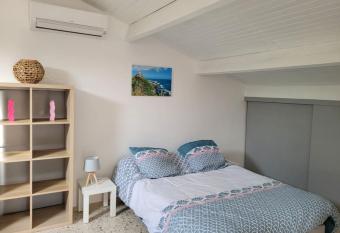 Charmant logement    l   tage de notre maison familiale has Balcony rooms