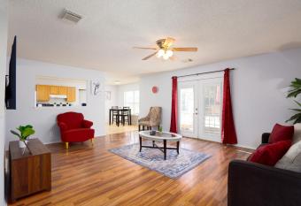 Stylish 3 BR/2.5 BA home*SeaWorld* UTSA*Six Flags* has Balcony rooms