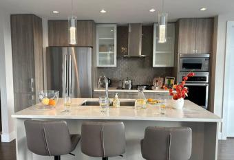 Air Conditioned Downtown Victoria New Elegant Condo has Balcony rooms