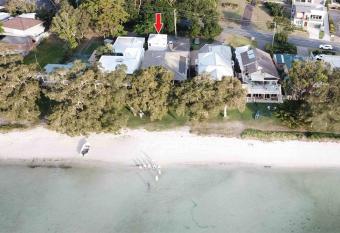 HighTide- luxury apartment, almost on the beach. has Balcony rooms