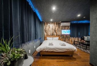 Silk COURT allows 18 year olds to book a room