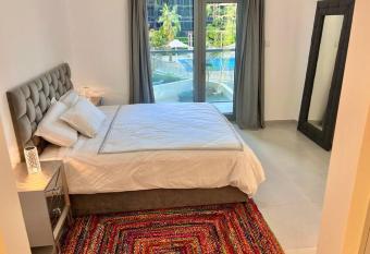 One bedroom apt in marina best area has Balcony rooms