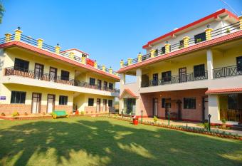 Resort Sanjhbati has Smoking/Balcony rooms