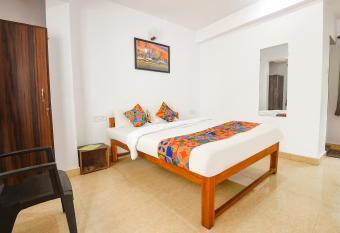 FabExpress Neelratna, Calangute allows 18 year olds to book a room