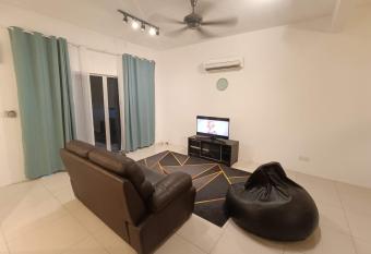 Elvy Homestay Alam Sutera Puncak Alam has Balcony rooms