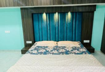 Super cozy room with Balcony/2-4 People/AC has Balcony rooms