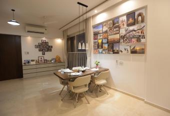 Artist House 3BR By Flora Stays has rooms with a private hot tub