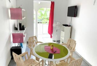 Maison de 2 chambres avec vue sur la mer balcon et wifi a Pointe Noire a 1 km de la plage has Balcony rooms