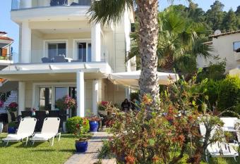 SUN RESIDENCE Exclusive Seaside Suites has Balcony rooms