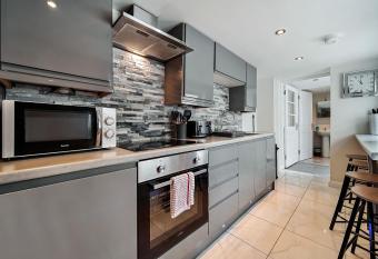 Carlisle Lodge  Sleeping 6 guests  allows 18 year olds to book a room