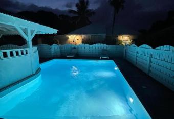 Bungalow confort avec piscine allows 18 year olds to book a room