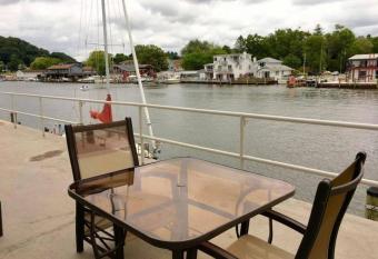 Waterfront condo -shop-kayak-beach-bike-boat-food has Balcony rooms