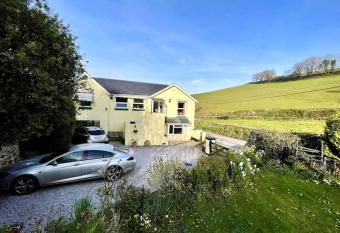 Charming Countryside Cottage Apartment Combeinteignhead allows 18 year olds to book a room